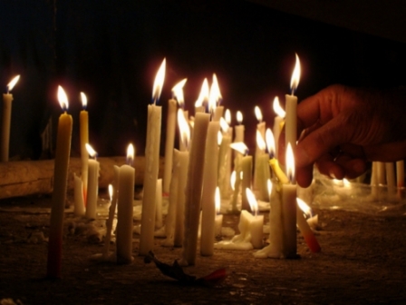 جوانان کاشانی به یاد سربازان جانباخته در سانحه جاده ای فارس شمع افروختند