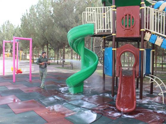 شستشوی وسایل تندرستی و بازی کودکان در پارکها و بوستانهای سطح منطقه