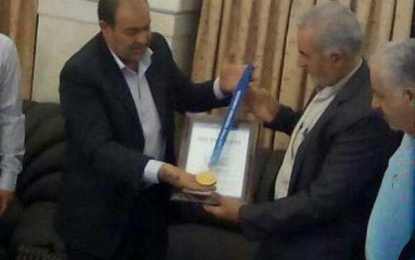 قهرمان تکواندوی جهان مدال طلای خود را به آستان مقدس سلطانعلی بن باقر اهدا کرد + تصویر