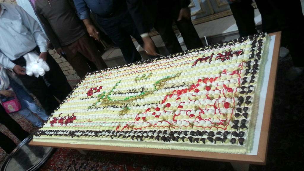کیک ۷۰ کیلویی ویژه جشن میلاد امام سجاد (ع) در فین + تصویر