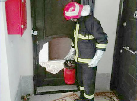 نجات دو کودک از حریق منزل مسکونی توسط آتش نشانان