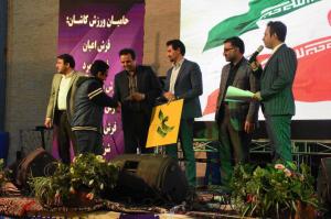 جشن قهرمانی تیم کشتی ایزی پایپ کاشان در سالن وزرزشی شهید اردهال فین (13)
